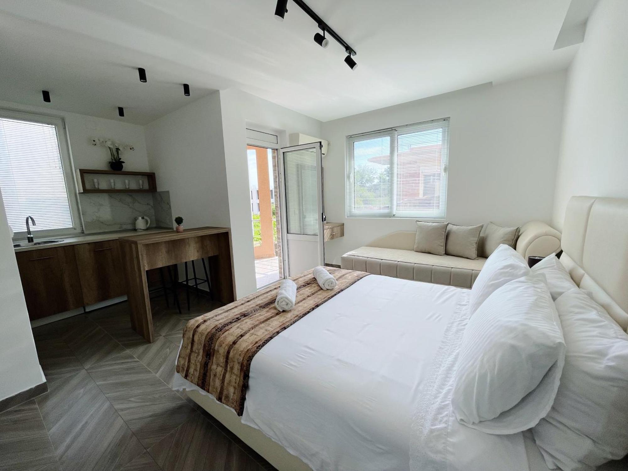 Guest House Koliqi - Hotel & Apartments Ulcinj Ngoại thất bức ảnh