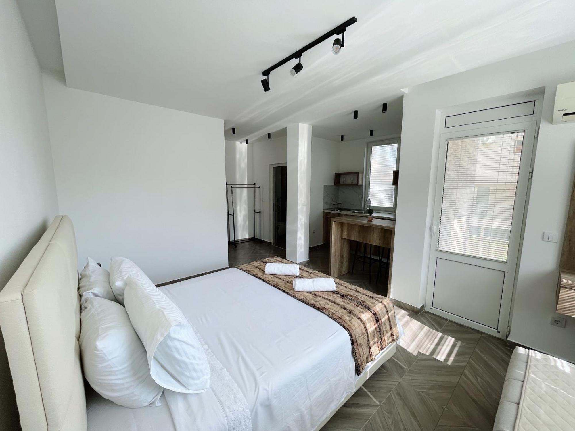 Guest House Koliqi - Hotel & Apartments Ulcinj Ngoại thất bức ảnh