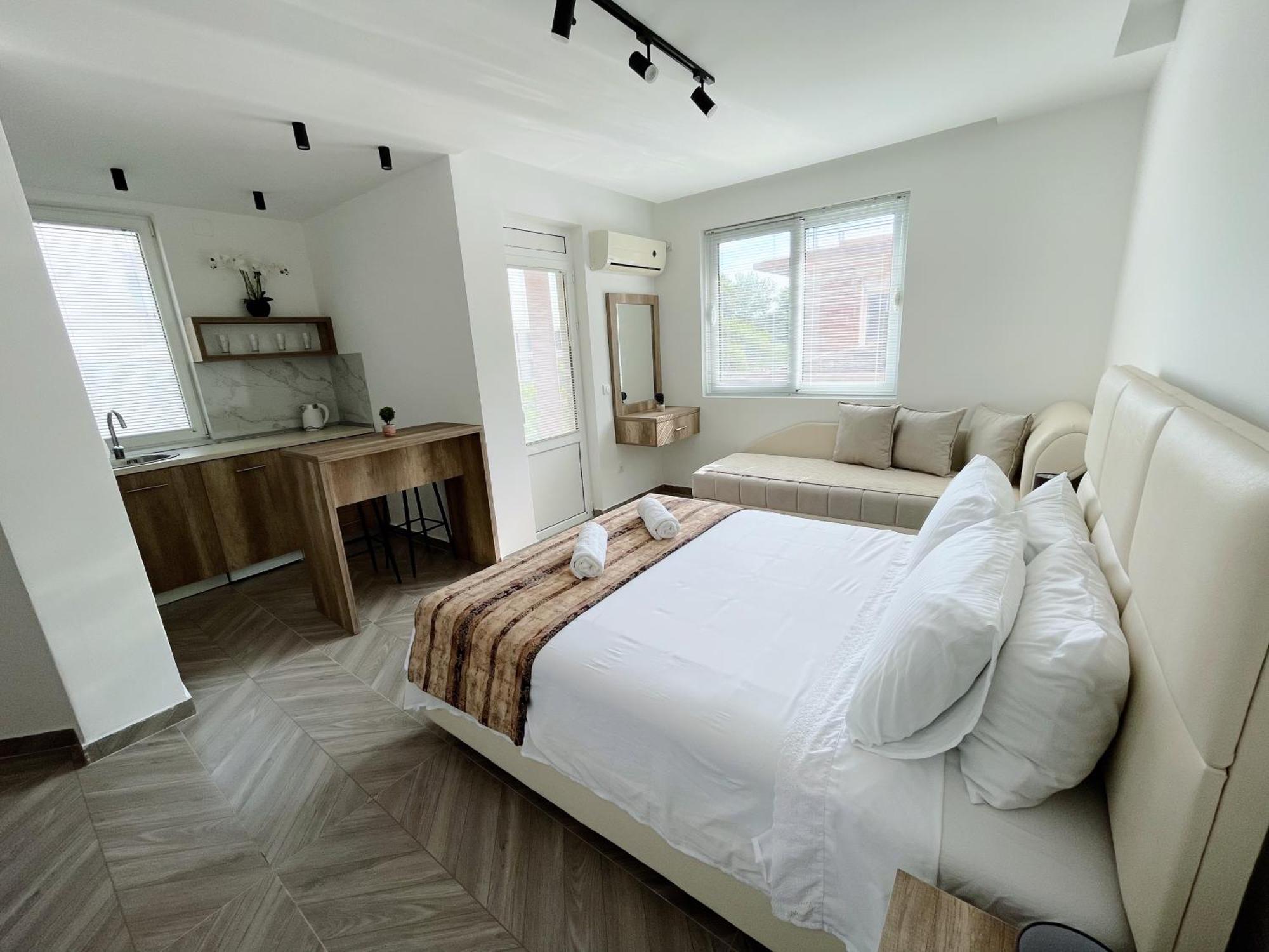 Guest House Koliqi - Hotel & Apartments Ulcinj Ngoại thất bức ảnh